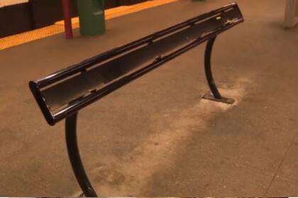 Es la primera vez que la MTA prueba barras inclinadas en una plataforma con alto flujo de pasajeros, donde operan los trenes A, C y E