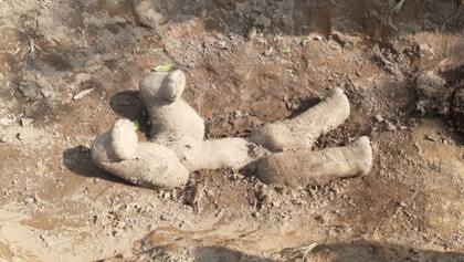 Es la primera vez que se registra que los elefantes cubran el cuerpot de sus crías con tierra