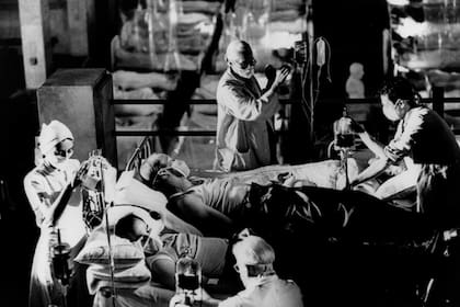 "Es la que hice más maduro y lograda, la más virtuosa. Fue mucho más difícil de hacer y requirió de un gran nivel de madurez del oficio, también por su trasfondo literario y la multiplicidad de lecturas. Llegué a ese momento después de La historia oficial, Gringo viejo y de cientos de comerciales, después de muchos años de poner la cámara", decía Puenzo sobre La Peste