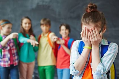 Es la típica conducta infantil donde la criatura se ríe de lo que le pasa a otro para demostrar que es mejor y ocultar así su miedo interna