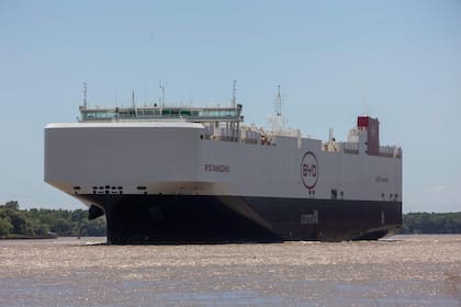 Es la única automotriz que utiliza un barco propio