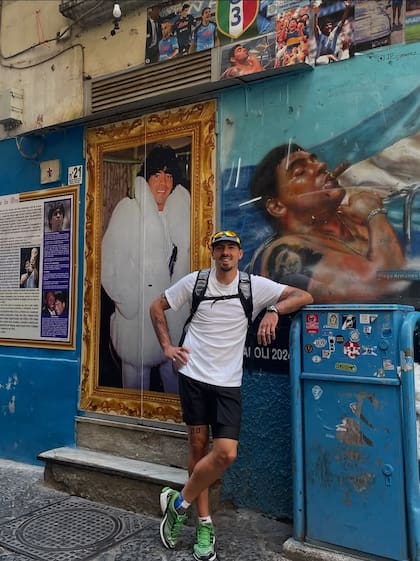 Es maradoniano y aprovechó su tiempo en Italia para visitar distintos monumentos hacia Diego Armando Maradona