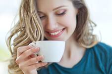 Dientes amarillos: el truco para que el café no los manche
