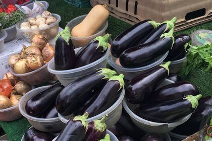 Es momento para conusmir berenjenas, mango y miel, productos de estación