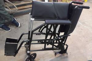 Un cordobés adaptó una patineta a una silla de ruedas para mejorar la movilidad