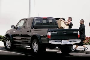 La razón por la cuál este actor multimillonario maneja un auto usado de más de veinte años