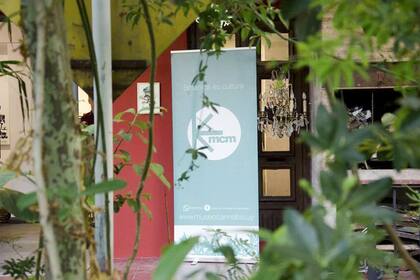 Es museo habita una casona circa 1930, con paredes color terracota y un discreto cartel.