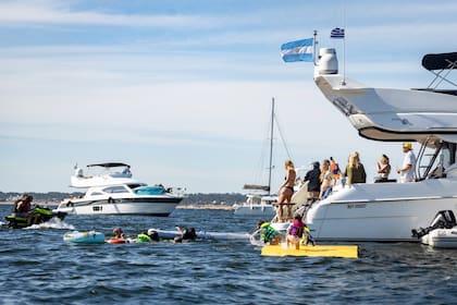 "Es muy cómoda la vida acá. No tocás la arena, estás en medio del mar y pasás el día con familia o con amigos", dice Santana