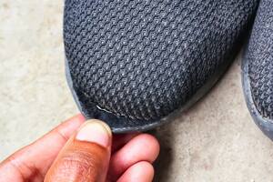 El truco para arreglar las puntas despegadas de las zapatillas