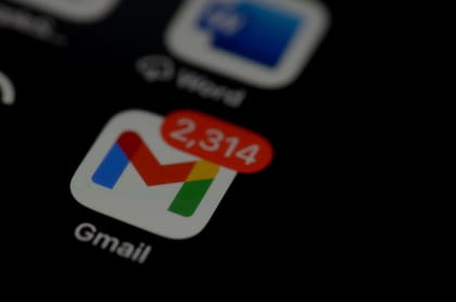Es muy fácil conseguir mi correo, lo tienen mis amigos y mis enemigos, es de dominio público. A ese buzón escriben personas pidiéndome dinero, algunas en calidad de préstamo, otras como donativo sin retorno