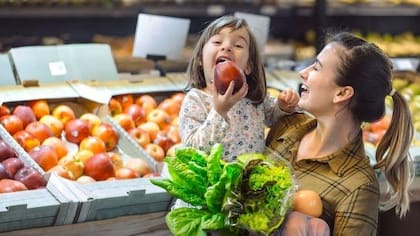 Es muy importante para el futuro de su hijo que lo enseñe a alimentarse de forma saludable desde pequeño