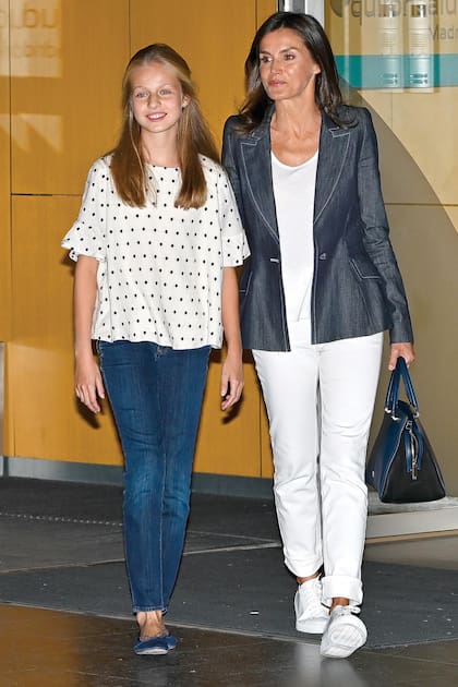 Es muy probable que los reyes Felipe y Letizia, e incluso Sofía, hagan un plan de fin de semana en familia en Gales para despedir a Leonor y después acompañarla en su primer día de colegio. En la otra página: la biblioteca, una de las aulas y el comedor.