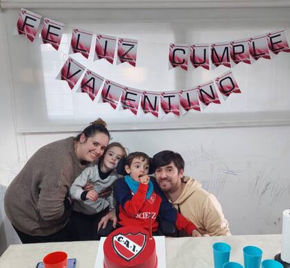 "Es muy sociable así que ama los cumpleaños y se divierte mucho".