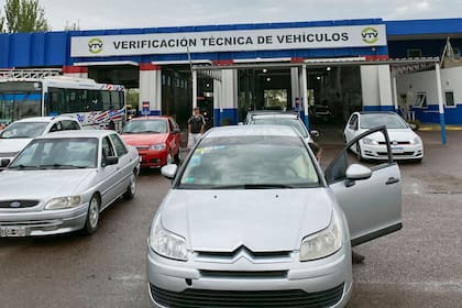 Es necesario contar con el título del auto o con alguna cédula para realizar el trámite