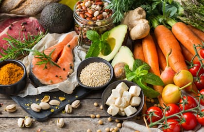 Aunque las frutas son un componente esencial, los doctores recomiendan mantener una alimentación completa y equilibrada
