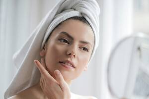 Es normal que cuando salgas de la ducha lo primero que hagas sea envolver tu cabello en modo turbante con la toalla (Foto de carácter ilustrativo: PEXELS)