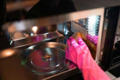 Es normal que en el microondas se adhiera grasa y malos olores, por lo que es importante limpiarlo con frecuencia