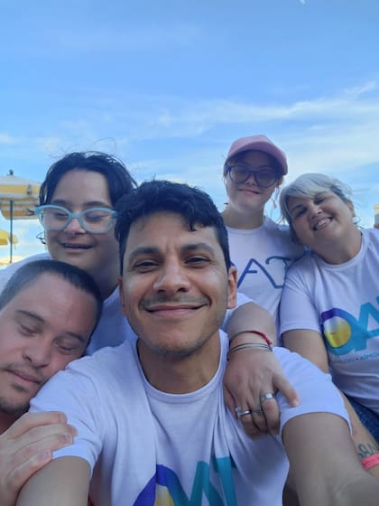 "Es normal que los padres tengan miedos, pero los miedos no tienen que ser un obstáculo", dice Juan Ignacio Acosta, que en la foto se lo veo rodeado de varios jóvenes que asisten a la ONG