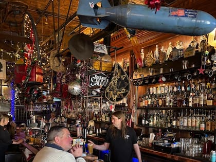 Es obligado el paso por No Name Saloon, un típico grill de la zona conocido por su imperdible hamburguesa de bisonte