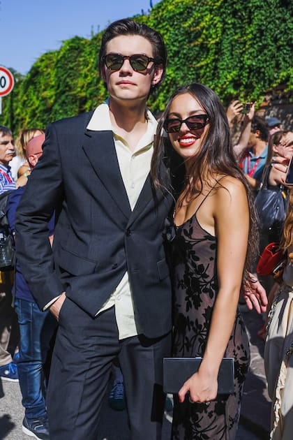 ¡Es oficial! Los flamantes novios Olivia Rodrigo y el actor Louis Partridge le dieron el toque de glamour a la edición 81 del Festival Internacional de Cine de Venecia. La pareja asistió al estreno de Disclaimer, la serie con la que Alfonso Cuarón desembarcó en la televisión y que tiene a Cate Blanchett como protagonista