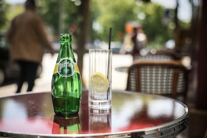 ¿Es Perrier tan pura como afirman? El escándalo por el agua embotellada que sacude a Francia
