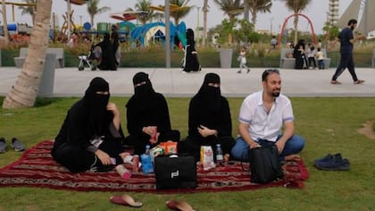 Las mujeres en Arabia Saudita necesitan de la compañía o el consentimiento de un hombre guardián para realizar ciertas actividades sociales