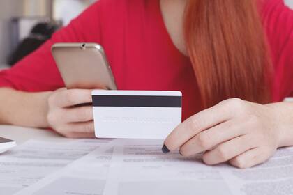 Es posible pagar las tasas en línea con una tarjeta de crédito, débito o prepago, o mediante una transacción de débito ACH