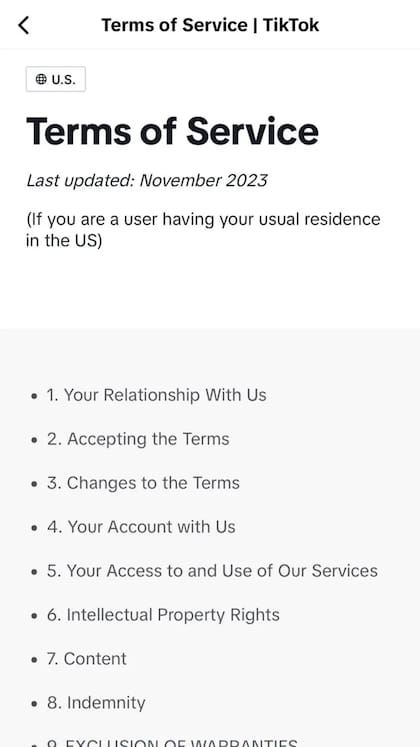 Es posible que se pueda descargar la app cambiando la ubicación del teléfono, pero hacerlo podría violar los términos de servicio de las tiendas de aplicaciones