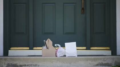 Es posible que, si tenés Covid-19, la gente pueda ayudarte dejando comida en tu puerta
