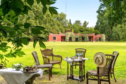 Es posible tomar en distintos sectores del jardín de la estancia.