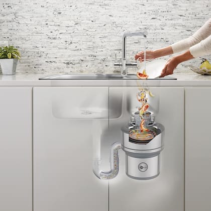 Es preferible no meter las manos en el triturador de basura, pero si es necesario hacerlo por una obstrucción, hay que asegurarse primero de que la unidad no pueda activarse (https://decoracion.trendencias.com/)