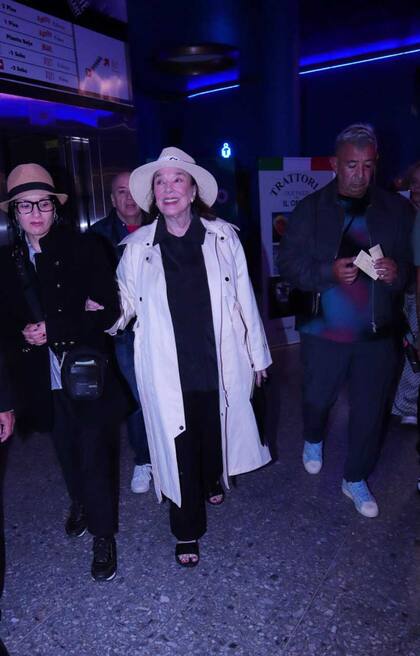 Es probable que, en los próximos días, la reconocida actriz visite más plazas teatrales durante su estada en La Feliz