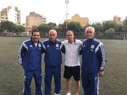 Es profe de la escuela de técnicos. Aquí con Jorge Olguín, campeón del mundo del 78, y el alumnito Andrés D’Alessandro.