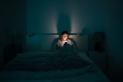 Es razonable evitar las luces azules de las pantallas sobre todo en la hora previa a dormir