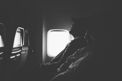 Es recomendable llevar tu manta propia para dormir en el avión