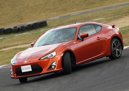 Es sobresaliente el desempeño en las zonas trabadas; suspensión dura y dirección muy directa