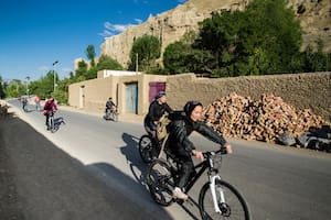 La documentalista estadounidense que rescata mujeres afganas a través del ciclismo