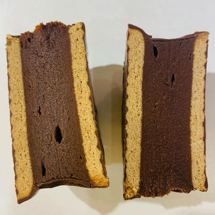 “Es un alfajor que pesa entre 90 y 100 gramos, tiene sus dos tapitas con un relleno que no te empalaga, está logrado en su equilibrio justo y bañado en una exquisita cobertura de chocolate: es un alfajor que está hecho para compartir”, explicó Fabiana Ocaranza. Foto: @alfajorperdido