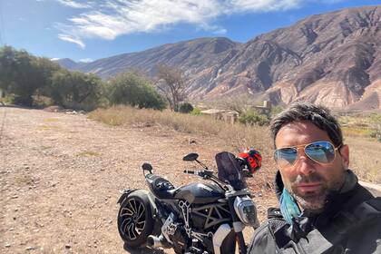 Es un apasionado por las motos, y suele salir a la ruta. Aquí, con hermosos paisajes jujeños de fondo