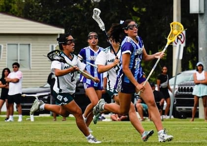 Es un deporte de equipo 10 vs. 10 que combina velocidad, destreza y estrategia