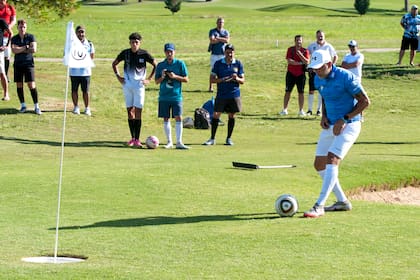 “Es un deporte que mezcla el impulso y la pasión por un lado, con la lógica y el análisis del otro. Para quienes hayan jugado fútbol, golf o ambos, se vuelve adictivo porque es reformular el menú que cada uno trae del fútbol y adaptarlo al menor movimiento y contacto del golf”, señala Alejo Mendive