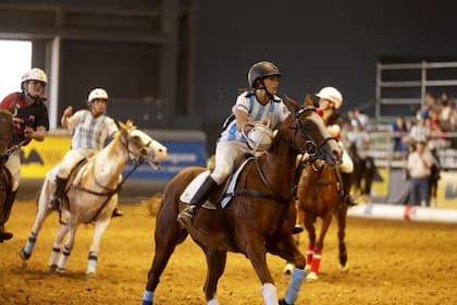 Es un deporte que se juega con un solo caballo, que acompaña al jugador durante todo el torneo
