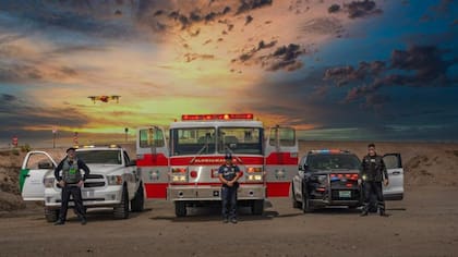 Es un estado que tiene todos los servicios de seguridad, incluyendo patrullas, camión de bomberos, un dron y personal de asistencia de emergencias.
