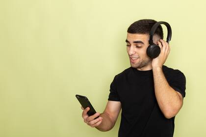 Es un fenómeno común que afecta a la mayoría de las personas en algún momento, especialmente cuando el cerebro está en reposo o realizando tareas automáticas, como caminar o ducharse (Foto de carácter ilustrativo: Freepik)