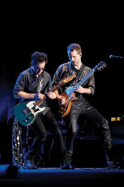 “Es un héroe de la guitarra dispuesto a incendiar escenarios”, dice Calamaro, que lo sumó a su banda en su gira de 2013