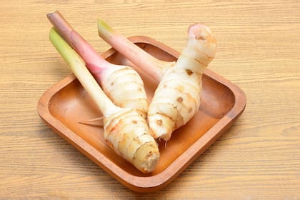 Es un ingrediente esencial en la cocina tailandesa, especialmente en sopas y curries.