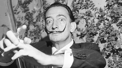Es un itinerario que permite conocer al Dalí íntimo y al público, lleno de curiosidades, como que en 1927 se dejó su característico bigote de 25 centímetros