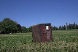 Misterio: aparece una caja fuerte en medio de un campo con una desafiante nota