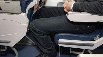 Explica un especialista que viajar en avión podría aumentar el riesgo de sufrir trombosis