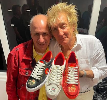 "Es un músico con una voz y un estilo especial. Es único en su forma de ser, en su carisma, en su vestimenta, en su voz”.